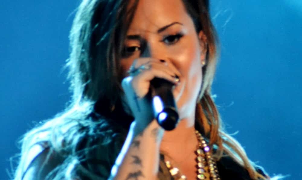 Demi Lovato escucha Anyone