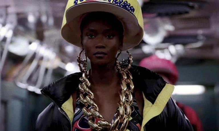 El nuevo anuncio de Moschino, un homenaje al pop de los 80