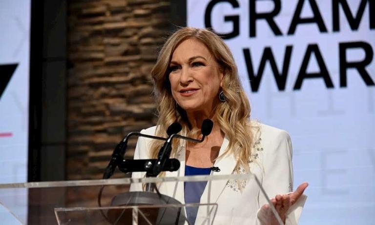 Grammy en el caos la Academia despide a Deborah Dugan