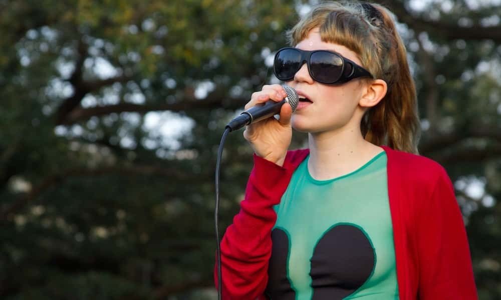 Grimes cantando live