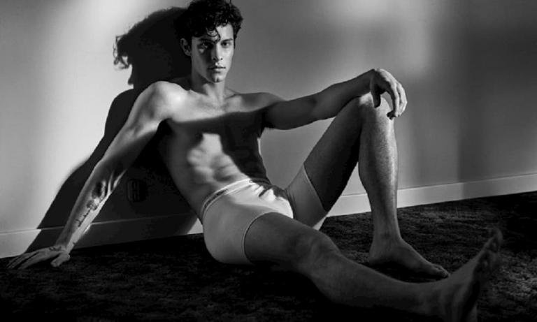 Shawn Mendes posa para Calvin Klein
