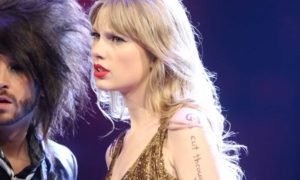 Taylor Swift durante un concierto en Francia