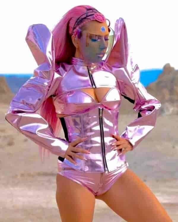 Lady Gaga mangas rosa en Stupid Love