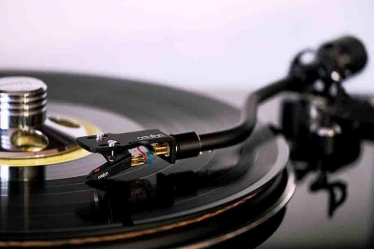 Un disco de vinilo en play