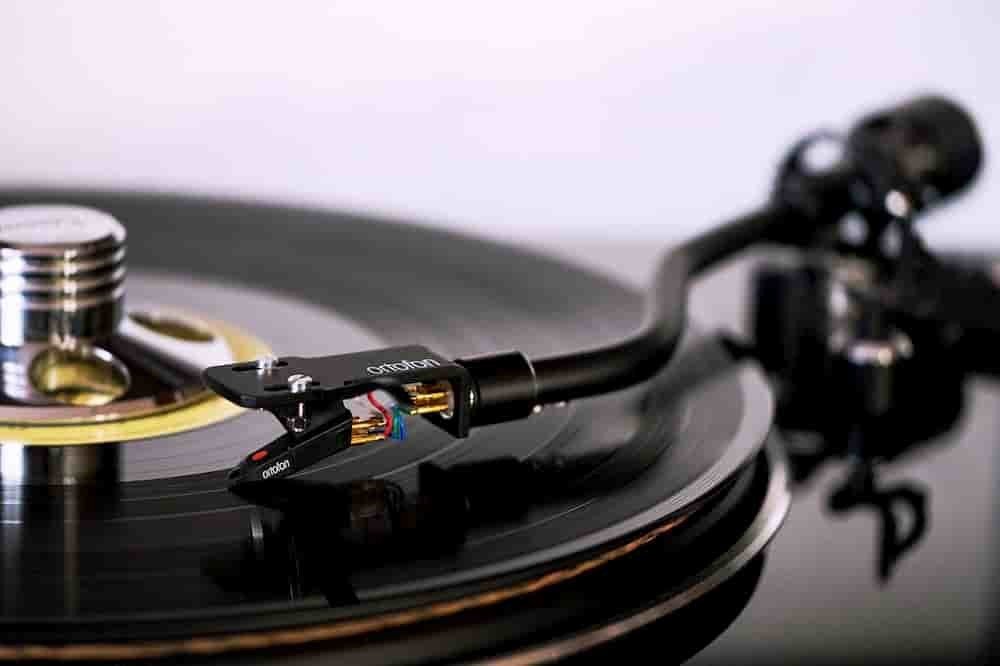Un disco de vinilo en play