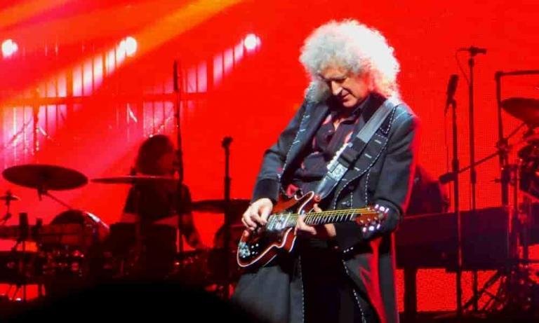 Brian May en un concierto
