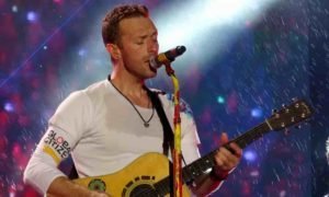 Chris Martin tocando en Instagram