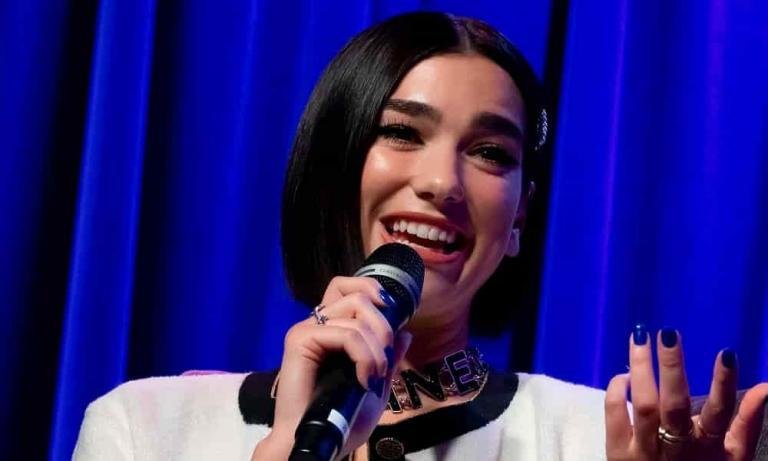 Dua Lipa durante una entrevista en 2018