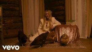 Ellie Goulding escucha el nuevo sencillo Worry About Me