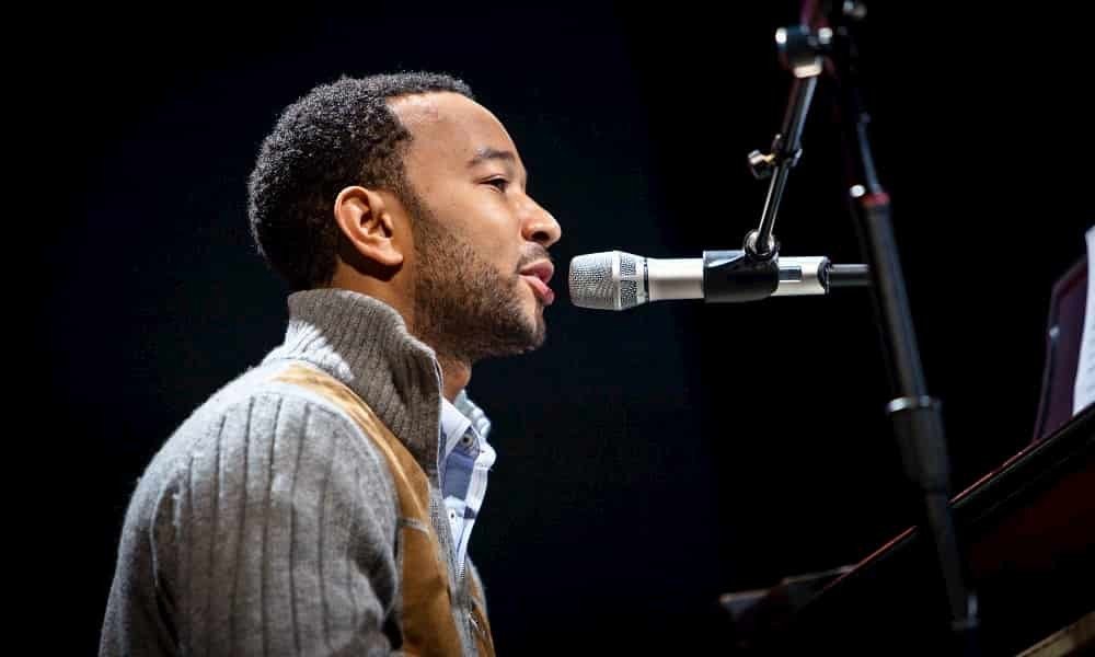 John Legend toca el piano live en 2011