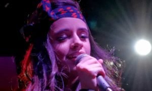 Camila Cabello canta con el micro