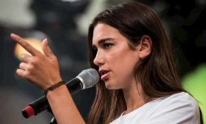 Dua Lipa en vivo en 2019 canta