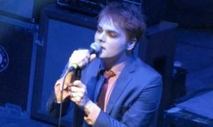 Gerard Way canta en directo en 2018