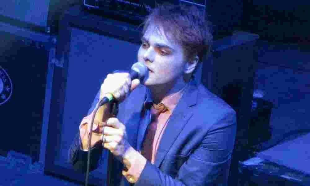 Gerard Way canta en directo en 2018