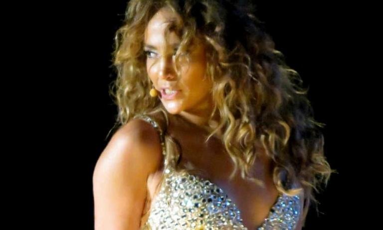 Jennifer Lopez baila en blanco