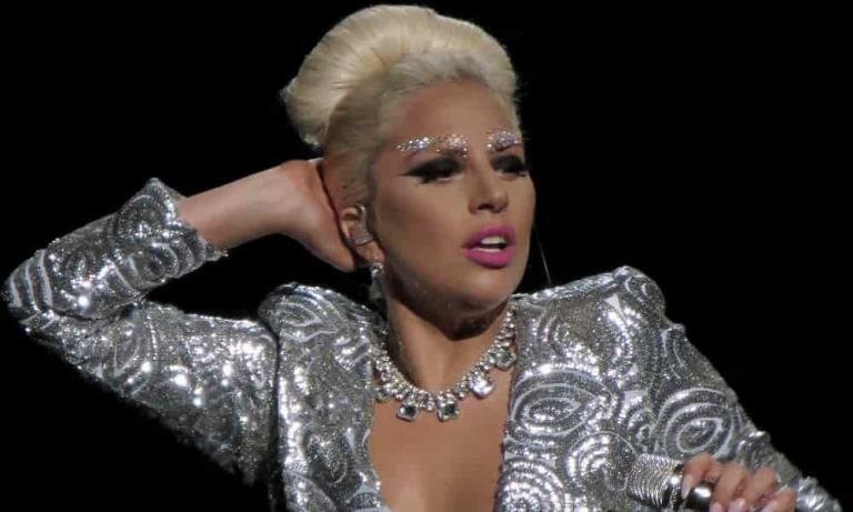 Lady Gaga en vivo de gris