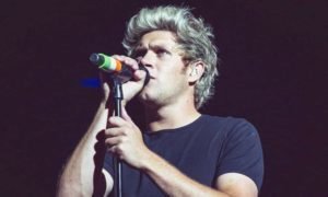 Niall Horan canta en vivo solo