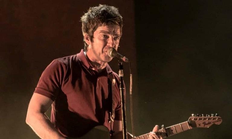 Noel Gallagher en vivo tocando