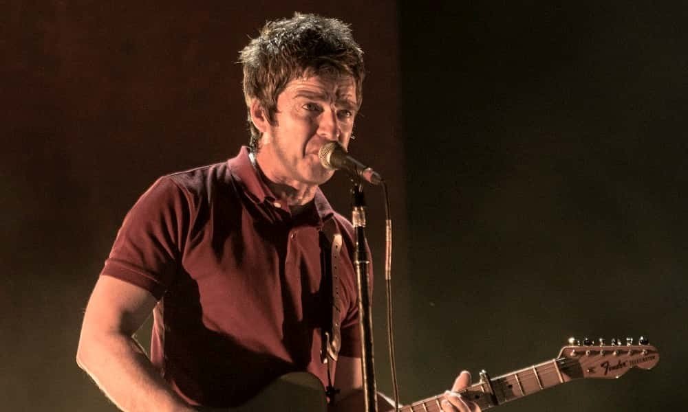 Noel Gallagher en vivo tocando