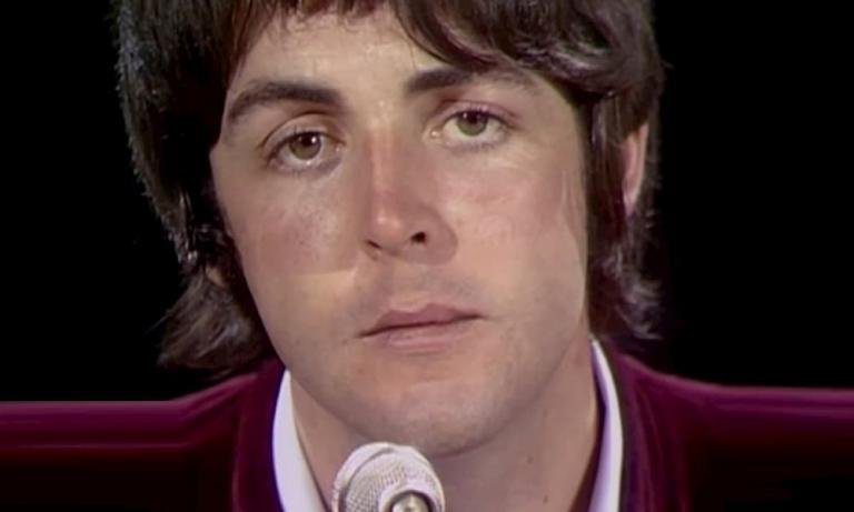 Paul McCartney canta Hey Jude