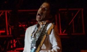 Prince en un concierto con guitarra