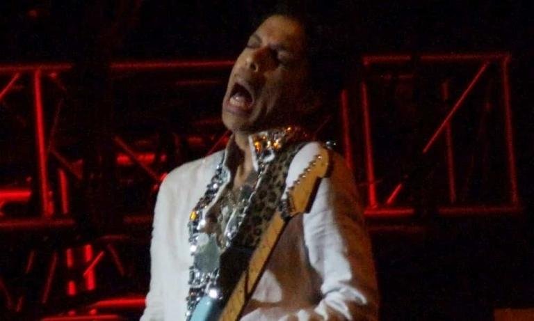 Prince en un concierto con guitarra