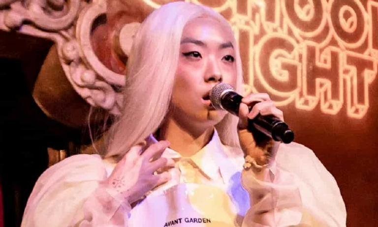 Rina Sawayama canta