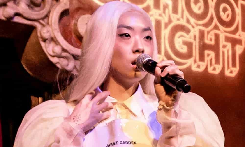 Rina Sawayama canta