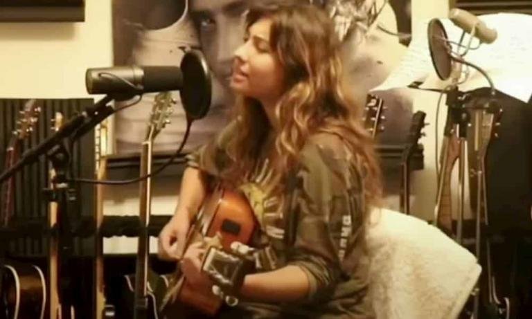 Toni Cornell canta 'Hunger Strike'