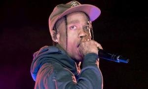 Travis Scott canta en vivo en 2018