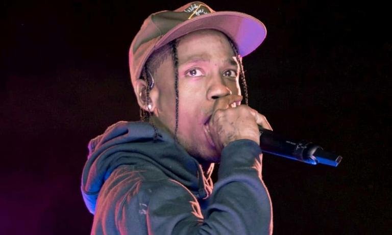 Travis Scott canta en vivo en 2018