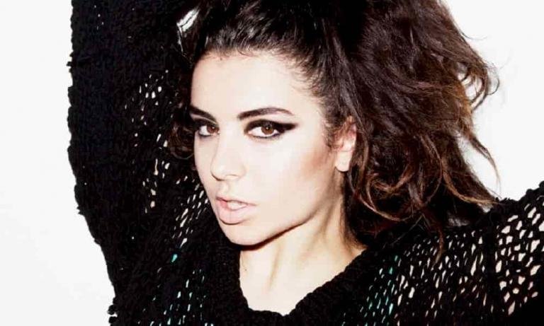 Una foto de Charli XCX en 2019