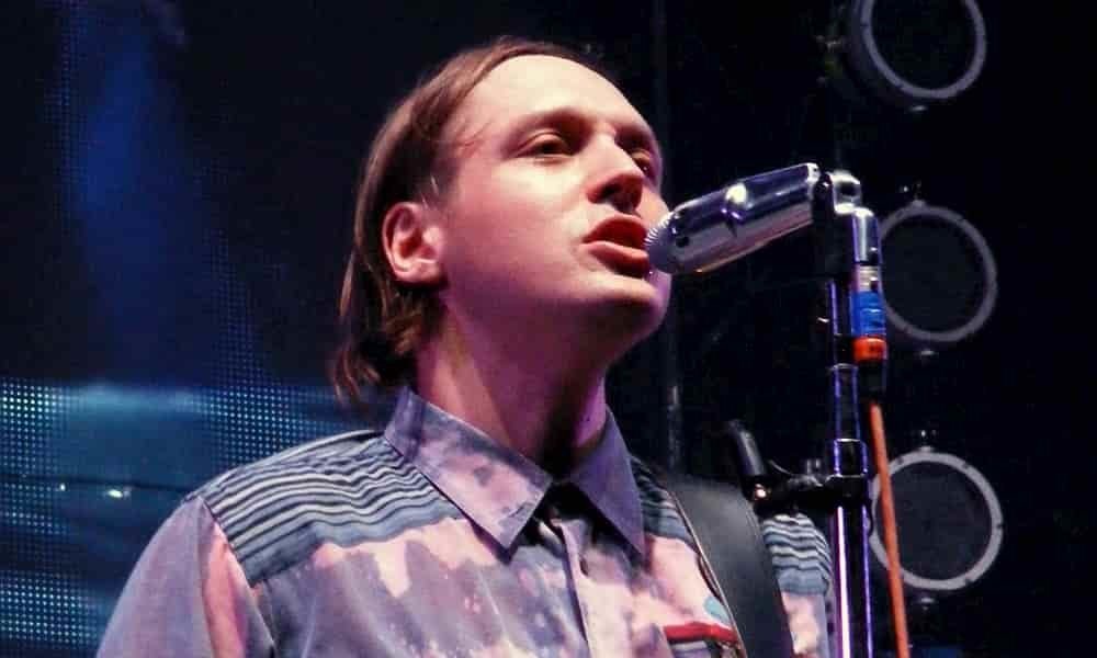 Win Butler de Arcade Fire cantando