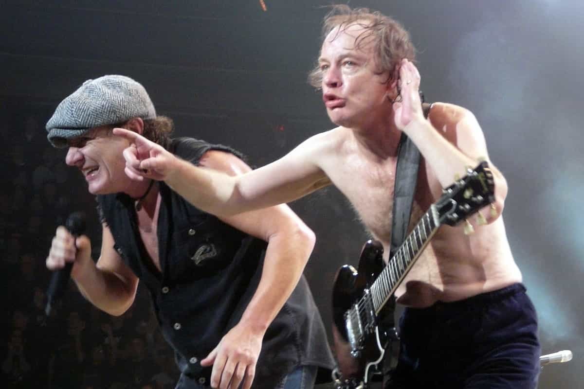 Un nuovo documentario, "The Forgotten Sydney Of AC/DC", racconta i primi giorni degli AC/DC a Sydney: è online e si può vedere gratuitamente. Il progetto, della durata di quasi venti minuti, è stato diretto da Tom Compagnoni e presenta filmati d'archivio insieme a interviste con Dave Evans, Mark Evans, Noel Taylor, Rob Bailey e Tony Currenti che condividono i loro ricordi fra cui le prove e le riprese del loro primo video al The Last Picture Show nel sobborgo di Cronulla e il momento in cui Angus Young apparve per la prima volta con la sua famosa uniforme da scolaretto al Victoria Park Pool. "Gli AC/DC sono nati e cresciuti indiscutibilmente a Sydney, ma in città non ci sono statue, targhe e vicoli dedicati ad una delle più grandi rock band di tutti i tempi", si legge in una nota stampa. Nel film ci sono anche delle riprese girate dopo il funerale di Malcolm Young (leggi qui), mentre i giovani si lamentano del declino della scena musicale dal vivo di Sydney.