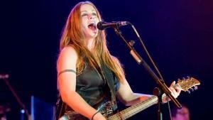 Alanis Morissette y guitarra