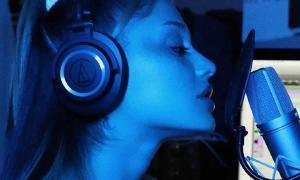 Ariana Grande en azul