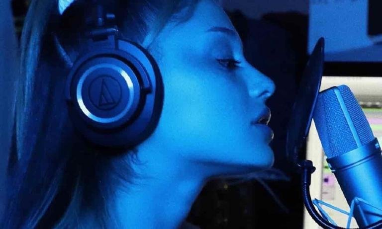 Ariana Grande en azul