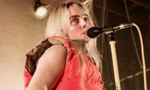 Billie Eilish en vivo cantando