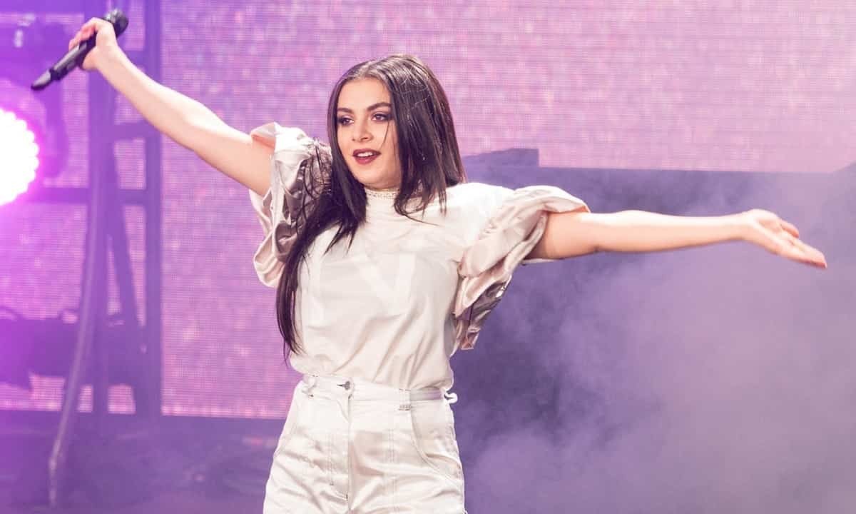 Charli XCX brazos abiertos