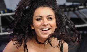 Charli XCX salta en escenario