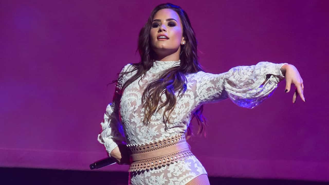 Demi Lovato brazo abierto