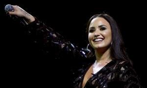 Demi Lovato micro brazo