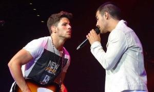 Dos de los Jonas Brothers en vivo