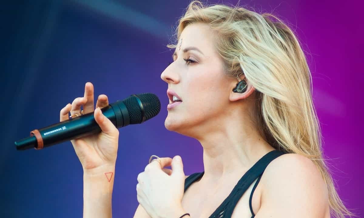 Ellie Goulding con mic