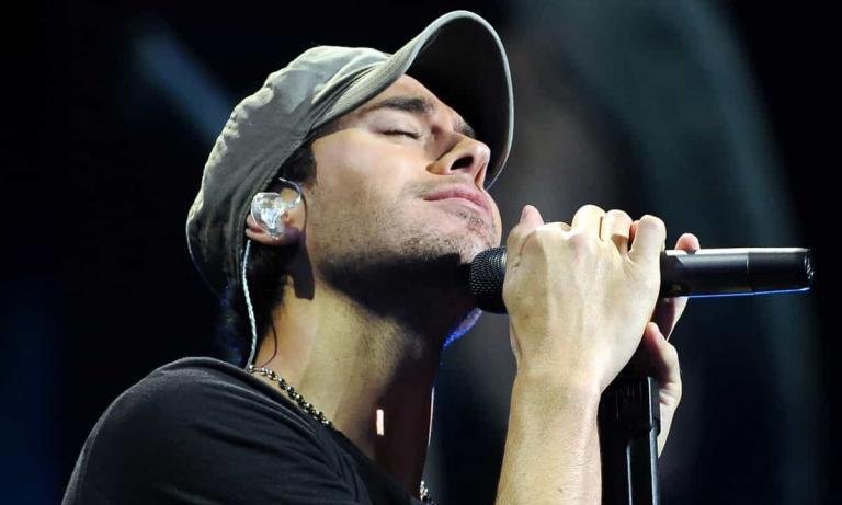 Enrique Iglesias canta intenso