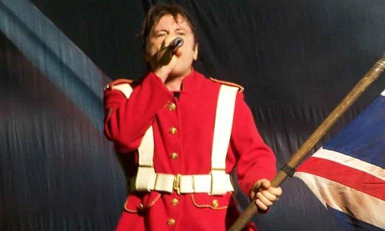 Iron Maiden con bandera inglesa