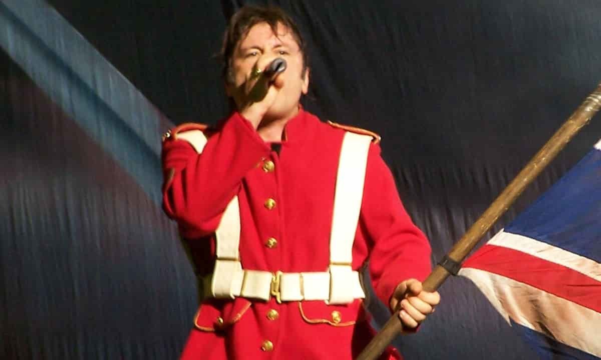 Iron Maiden con bandera inglesa