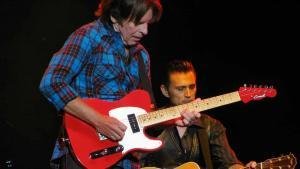 John Fogerty con fender roja