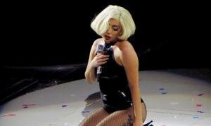 Lady Gaga escenario rodillas