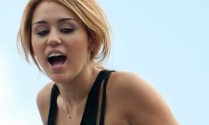 Miley Cyrus boca abierta